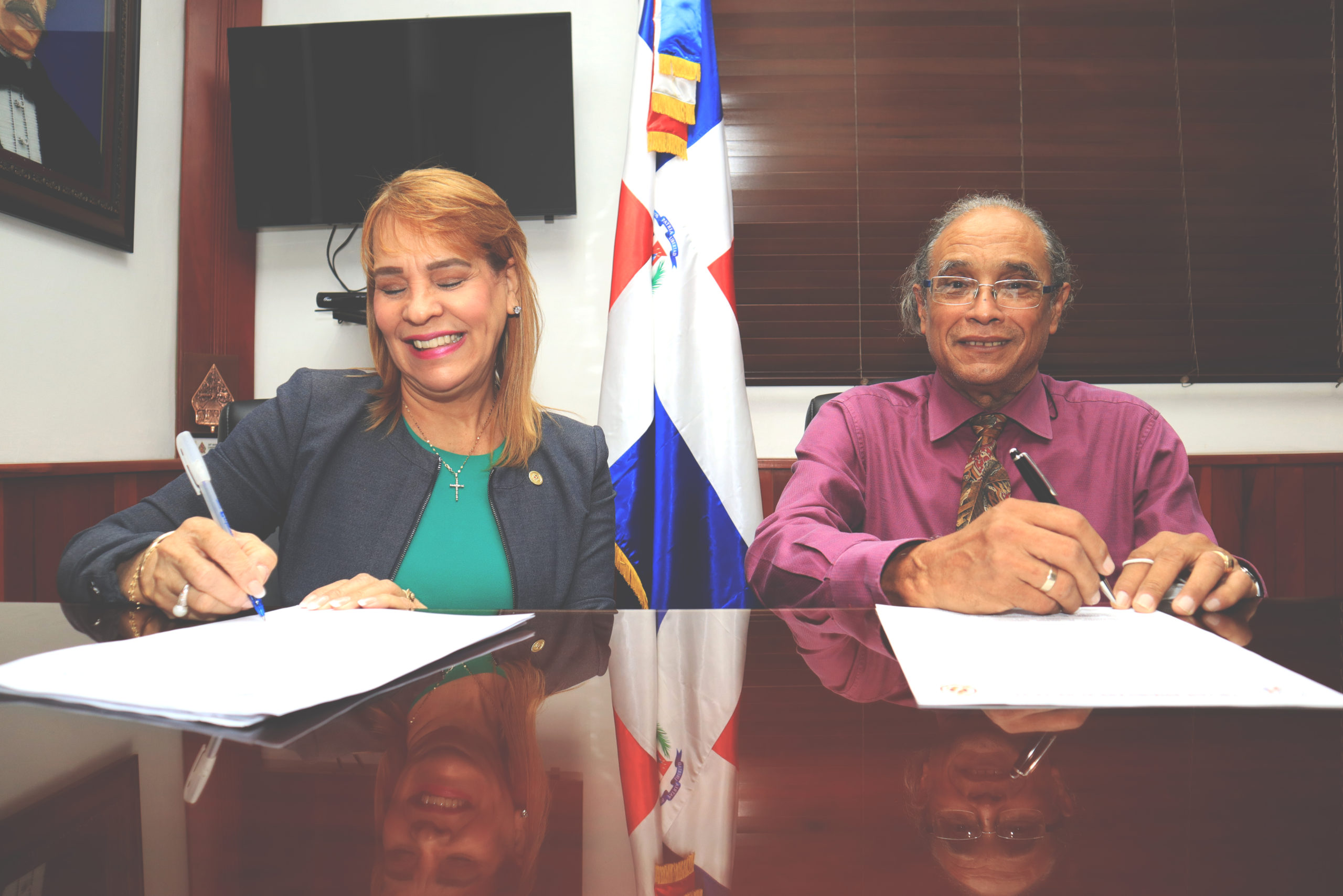 La presidente del Colegio Dominicano de Notarios, Dra. Laura Sánchez Jiménez, Firma el Contrato de Compra de la Casa